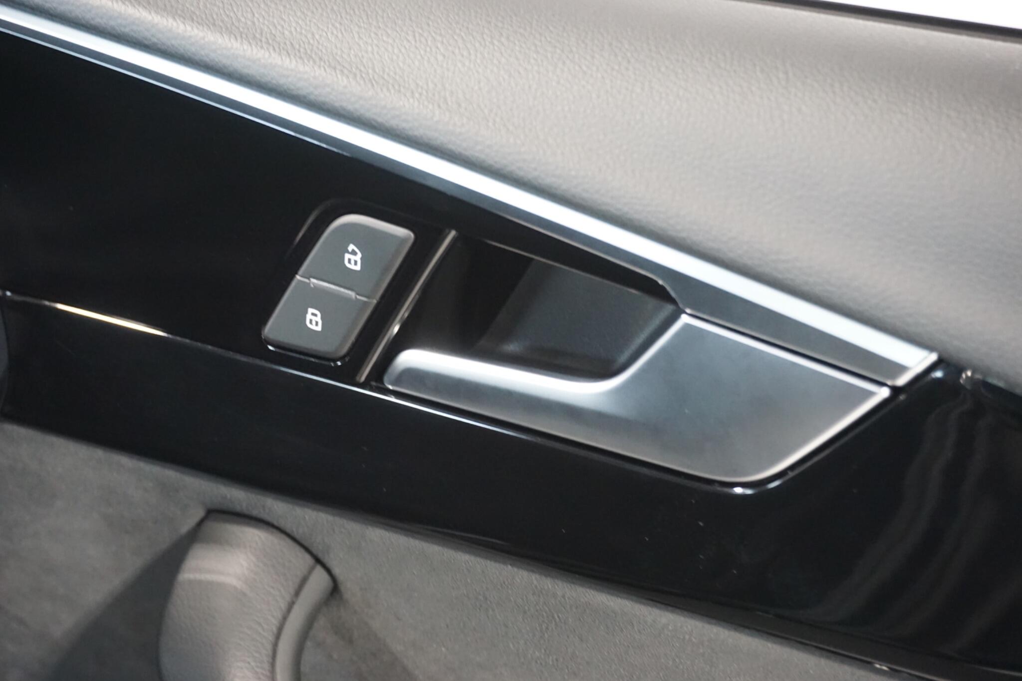 Audi A4 2.0 TDI 40 Black Edition Saloon 4dr Diesel S Tronic quattro Euro 6 (s/s) (204 ps)